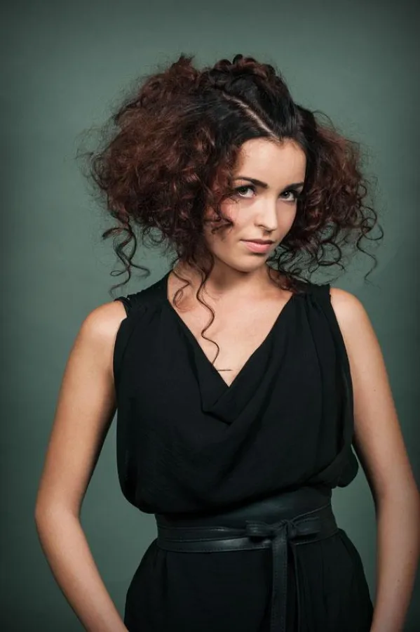 Mit locker hochgesteckten Locken oder Wellen liegt man in der Ballsaison 2013/2014 voll im Trend