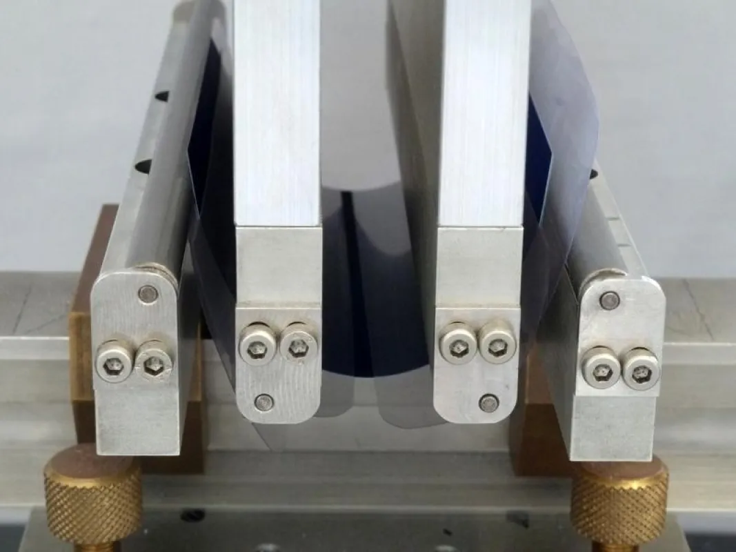 Starke Durchbiegung einer Solarzelle kurz vor dem Bruch im 4-Punkt-Biegeversuch. (Fraunhofer CSP)