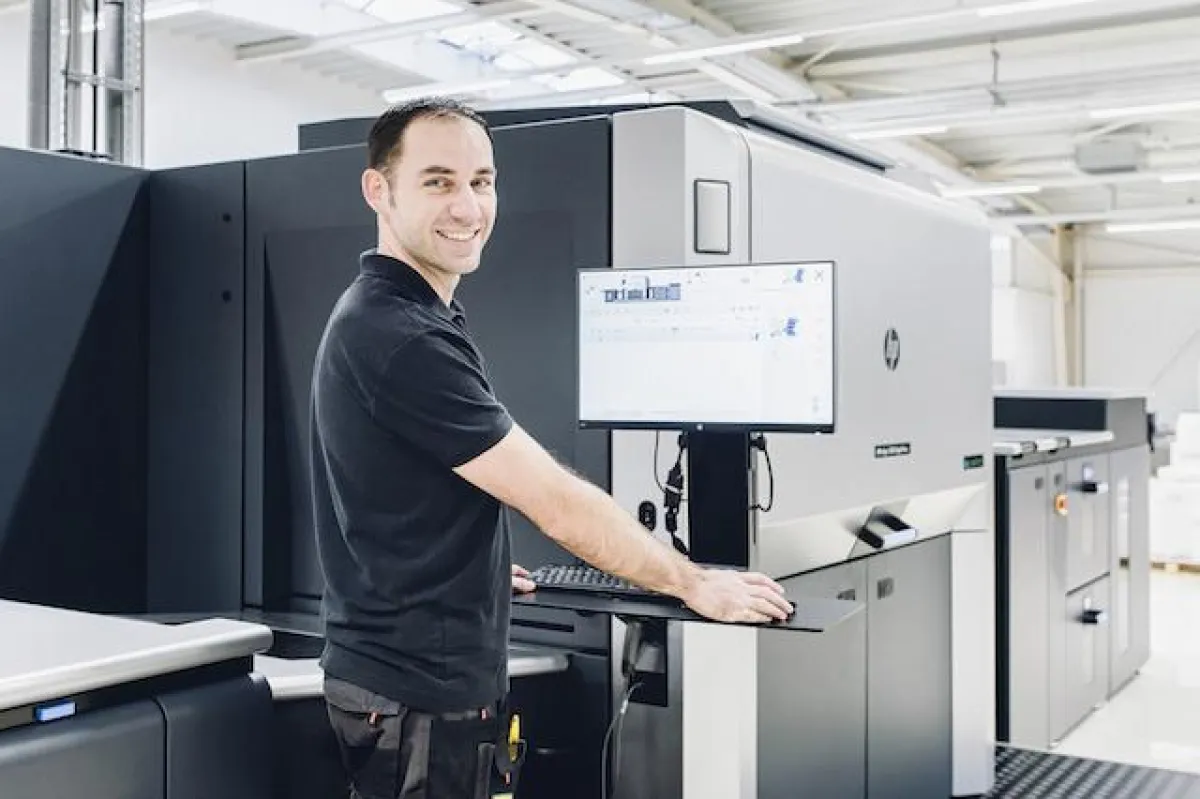 Bei labelprint24 trifft Hightech auf zufriedene Mitarbeiter.