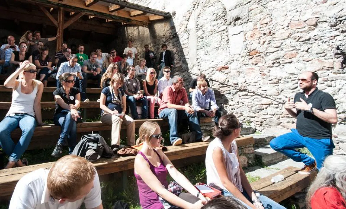 Erfahrungsaustausch vor malerischer Kulisse: Das Castlecamp 2012 auf der Burg Kaprun