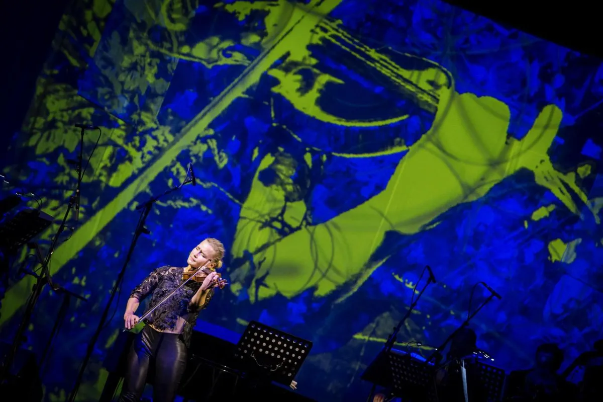 Mari Samuelsen vor einer Lichtinstallation von Philipp Geist, Viva Musica Festival Bratislava