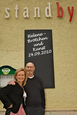 Bild: Vernissage zum „Anbeißen“ im Standby in München - Künstlerin gibt Debüt mit witzigen Motiven