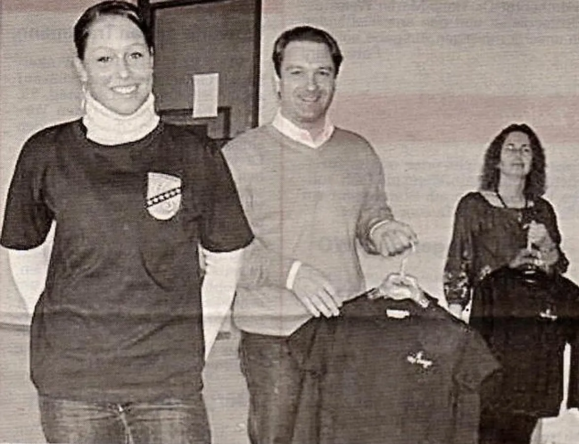 Lisa Gentille (10M), die Designerin des Logos präsentiert stolz das Schul-Shirt gemeinsam mit Peter Visnjevski von der Firma schoolTrends aus Düsseldorf und Sabine Gauer-Krug von der Schule. Foto: Pri