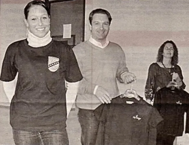 Bild: Neue Schulhirts mit Schullogo von schoolTrends