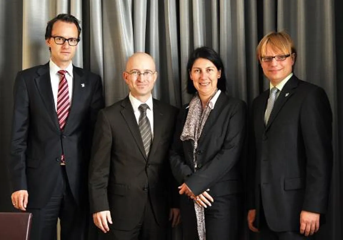 Landesvorsitzender Tim Schlotthauer (r.) im Gespräch mit Staatssekretärin Katja Hessel.