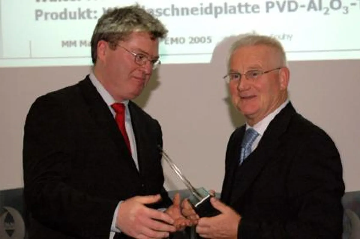 Freut sich über den EMO Award 2005: Peter Witteczek, Vorstandsvorsitzender der WALTER AG (rechts) nimmt den Innovations-Preis von MM Maschinenmarkt-Chefredakteur Ken Fouhy entgegen.