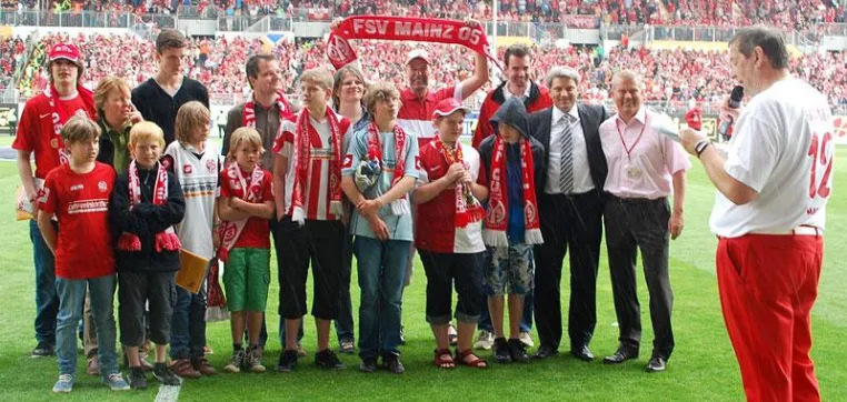 EMS Charity League 2011-Siegerehrung im ausverkauften Bundesligaderby 1.FSV Mainz 05 gegen Eintracht Frankfurt Bild: EMS Charity League 2011-Siegerehrung im ausverkauften Bundesligaderby 1.FSV Mainz 05 gegen Eintracht Frankfurt
