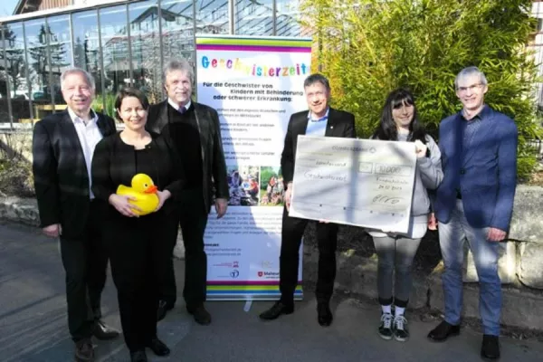 Bild: Lions Club Friedrichshafen spendet für die Geschwisterzeit