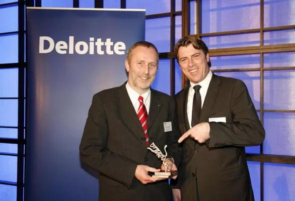 Bild: „Erfolgreich in stürmischen Zeiten“ - Hardy Schmitz mit dem „Axia-Award 2009“ ausgezeichnet