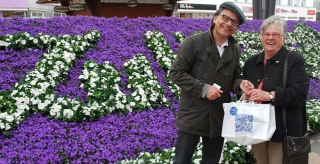 Bild: VWI verschenkt rund 4000 Blumen in Wolfsburger Fußgängerzone