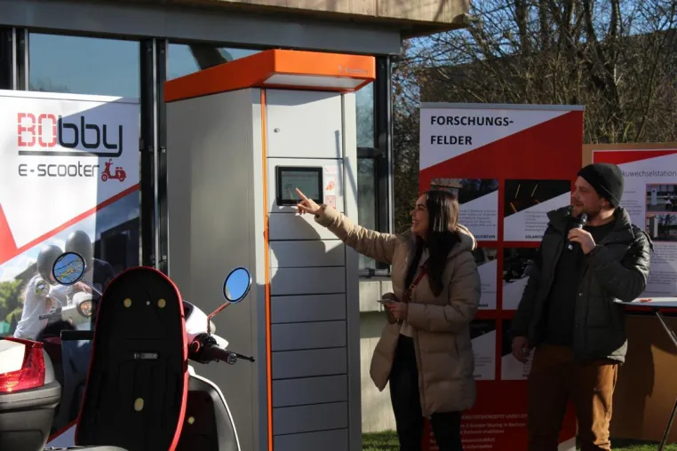 Swobbee trifft BObby: Erste Akku-Wechselstation in NRW an Hochschule Bochum eingeweiht Bild: Swobbee trifft BObby: Erste Akku-Wechselstation in NRW an Hochschule Bochum eingeweiht