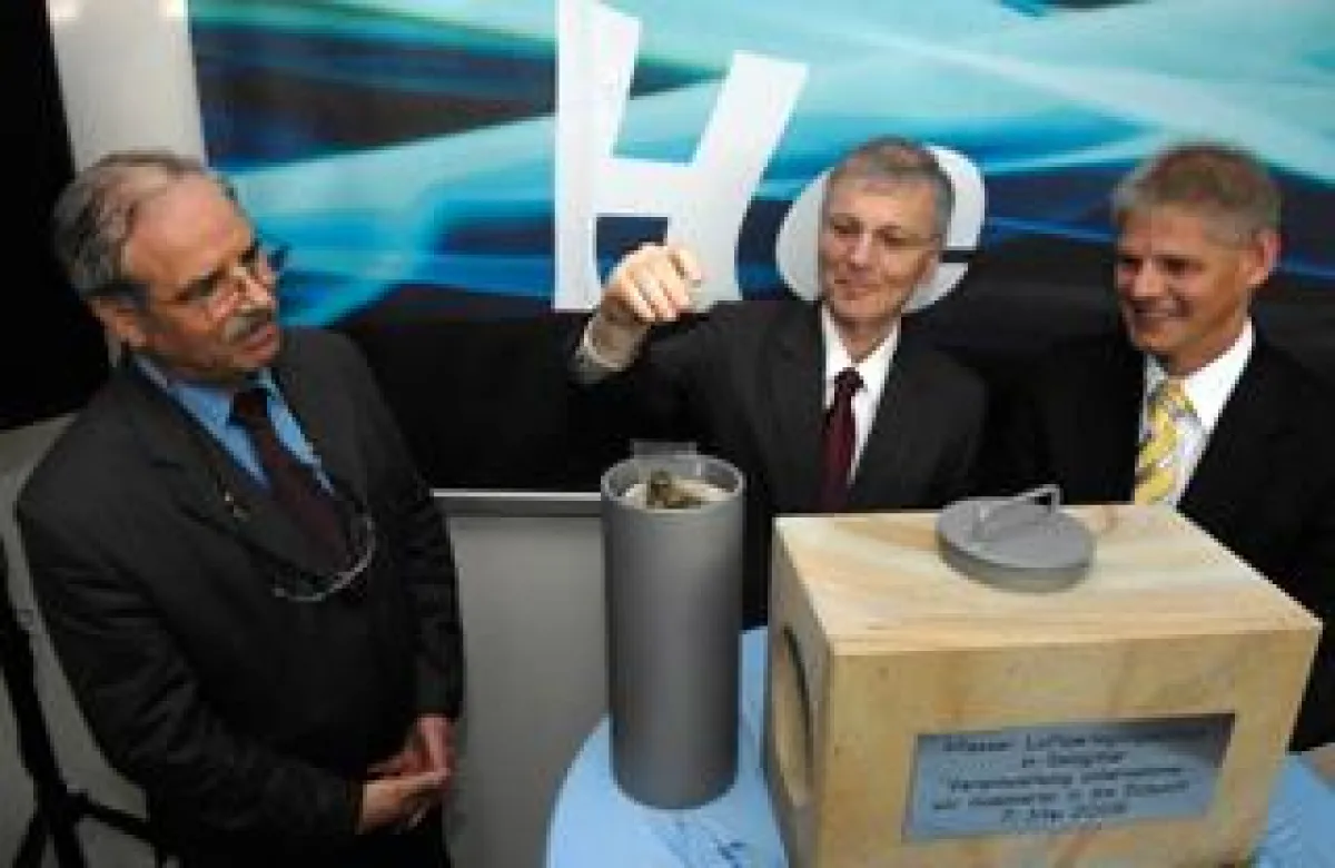 Alfons Eschle, Leiter Energiebetriebe von Salzgitter, Stefan Messer, CEO der Messer Gruppe, und der Oberbürgermeister von Salzgitter, Frank Klingebiel, bestücken den Grundstein für die Luftzerlegungsa