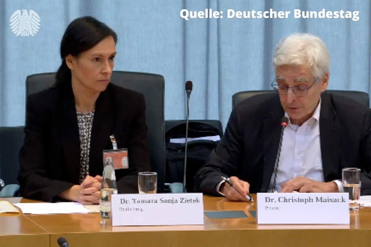 Dr. Christoph Maisack (DJGT) und Dr. Tamara Zietek (ÄgT) in der Anhörung des Petitionsausschusses  (© Screenshot des Livestreems, Quelle: Deutscher Bundestag)