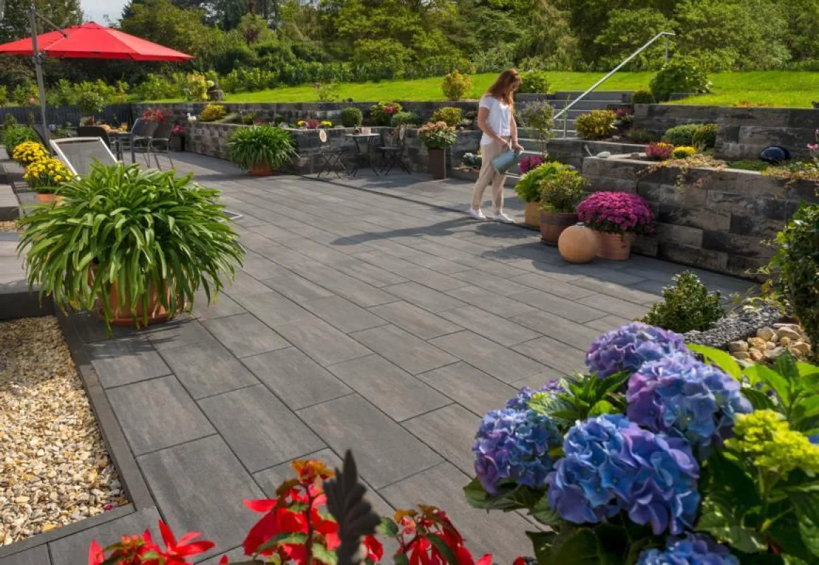 Bunte Pflanzenpracht passt auch zum modern-dezenten Gartenstil wie mit Stratos-Elementen.