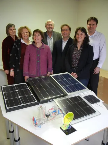 Bild: Solarenergie kindgerecht vermitteln: Lernwerkstätten der FH FFM erhalten Solar-Module von SCHOTT Solar