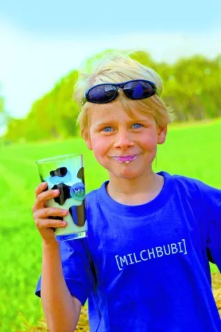 Bild: Füttern, Melken, Milch trinken