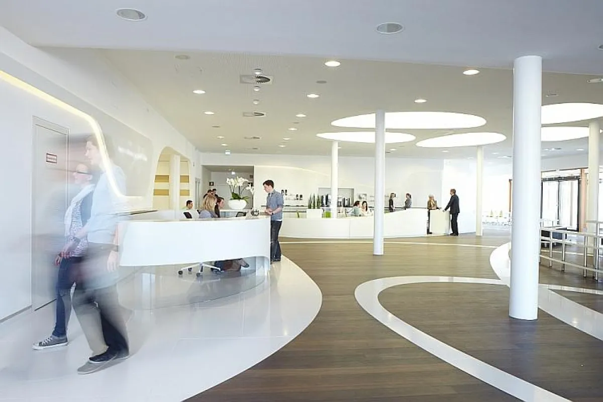 Individuelle Leuchten von bps greifen die Formen der Fassade im Forum von Kaffee Partner wieder auf.