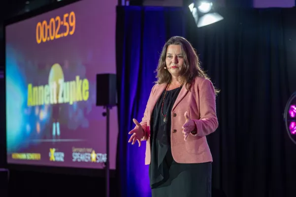 Bild: Eichwalderin Annett Zupke erfolgreich beim 1. Internationalen Speaker Slam in Dresden