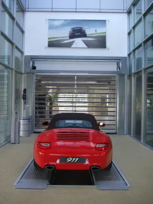 Bild: Schnelle Tore für schnelle Autos - EFAFLEX baut Tore für Porsche in Vietnam