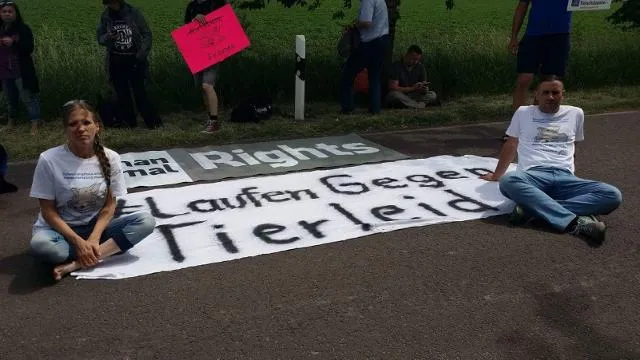 Tierschutzpartei: Hilfsgüter für Menschen und Tiere Bild: Tierschutzpartei: Hilfsgüter für Menschen und Tiere