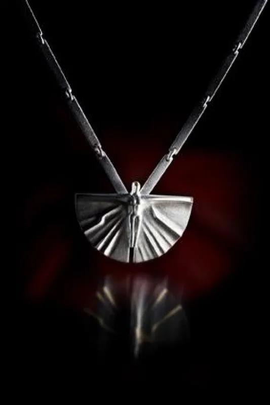 Premiere für das Opera Design von Lapponia: Das Collier Sehnsucht aus Sterlingsilber von Björn Weckström vereint Kunst und Schmuckdesi