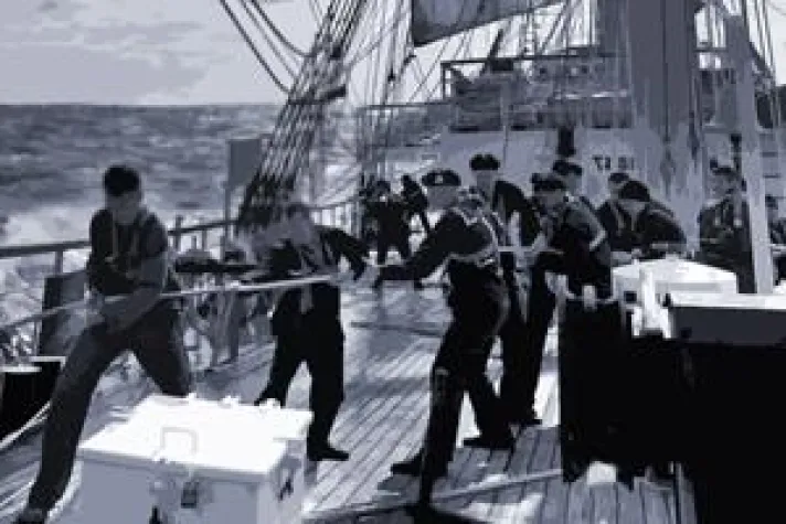 Bild: Mitarbeiter im Boot halten