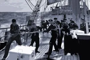 Mitarbeiter im Boot halten Bild: Mitarbeiter im Boot halten
