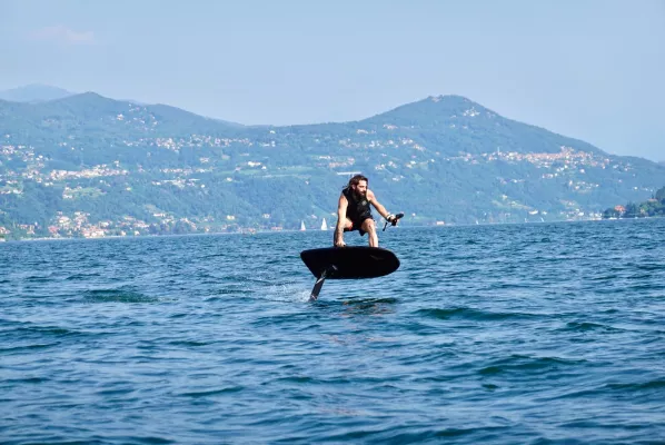 Bild: Lakeview Cannobio startet eFoil Schule am Lago Maggiore