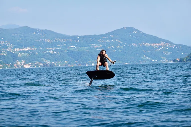 Lakeview Cannobio startet eFoil Schule am Lago Maggiore Bild: Lakeview Cannobio startet eFoil Schule am Lago Maggiore