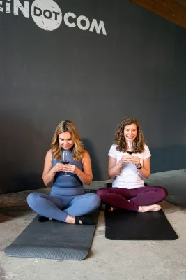 Wein trifft Wohlbefinden: Augsburg bekommt sein erstes Weinyoga Bild: Wein trifft Wohlbefinden: Augsburg bekommt sein erstes Weinyoga