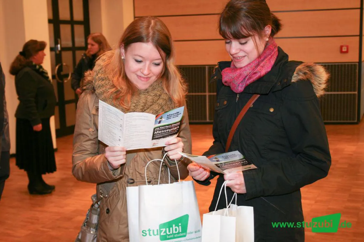 Schülerinnen auf der Stuzubi Hannover informieren sich