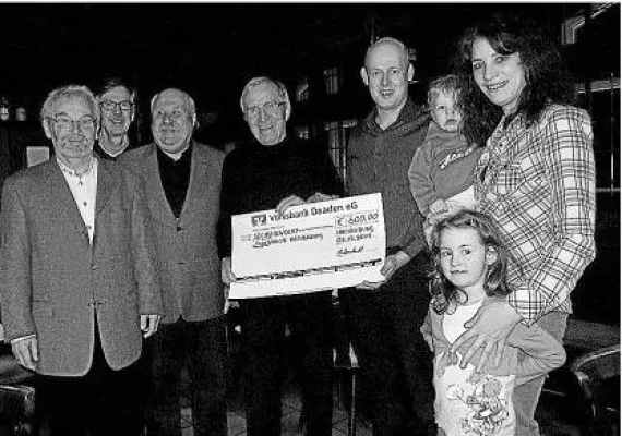 Familie setzt sich für Afrika ein - Eheleute Leonhardt aus Norken spenden 1200 Euro für Kinder in Not Bild: Familie setzt sich für Afrika ein - Eheleute Leonhardt aus Norken spenden 1200 Euro für Kinder in Not