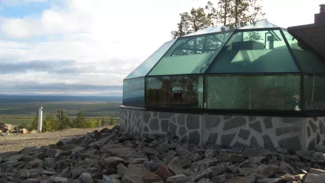 Bild: Gefängnis- und Zelthotel, Leuchttürme, Baumhäuser und Glas-Iglus – Ungewöhnliche Unterkünfte mit Suomi Travel