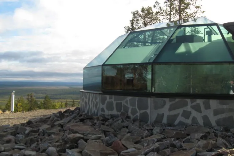 Bild: Gefängnis- und Zelthotel, Leuchttürme, Baumhäuser und Glas-Iglus – Ungewöhnliche Unterkünfte mit Suomi Travel