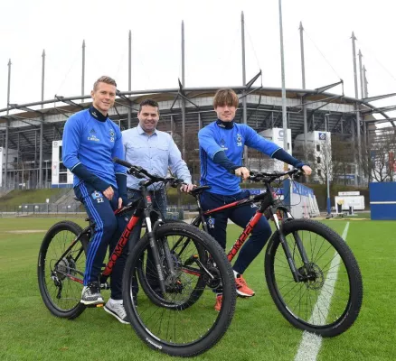 Bild: Jetzt treten auch die HSV-Profis in die Pedale