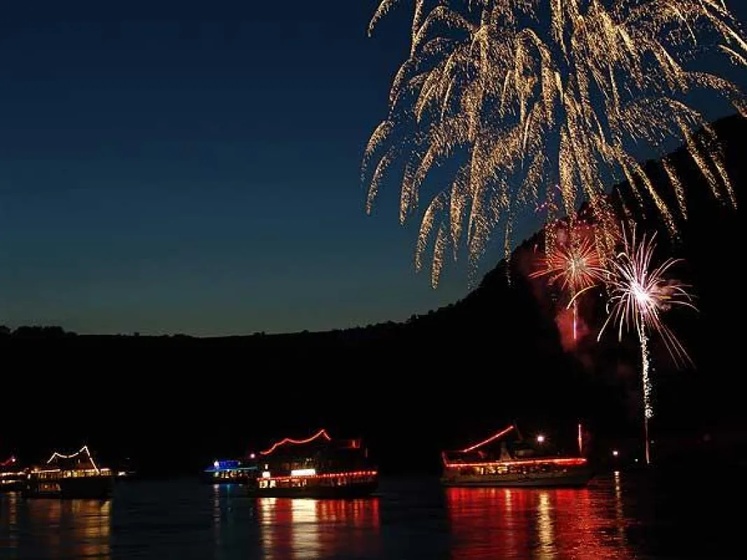 Mittelrhein-Lichter Rheinschifffahrt mit Feuerwerk
