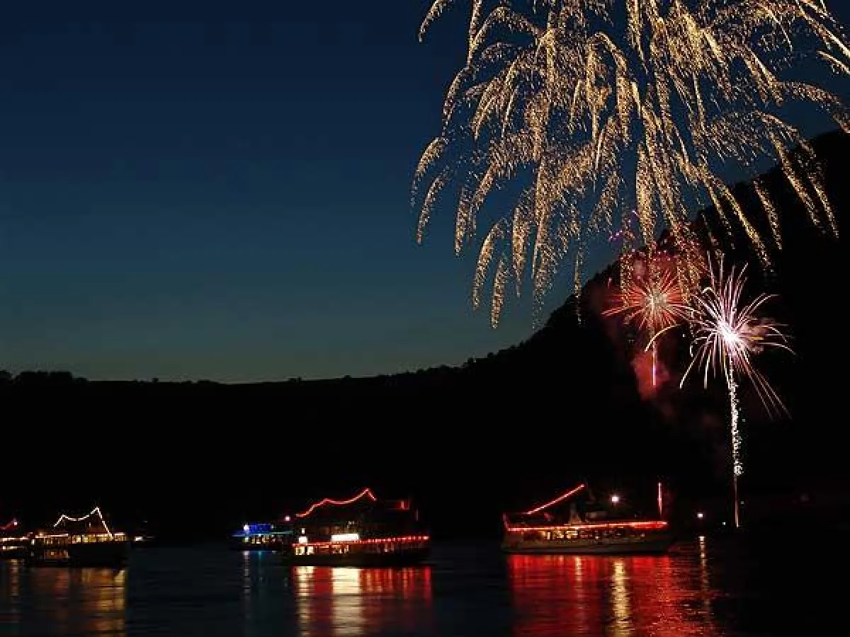 Mittelrhein-Lichter Rheinschifffahrt mit Feuerwerk