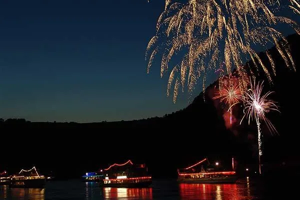 Bild: Mittelrhein-Lichter-Rheinschiffahrt feiert mit 2 Feuerwerken