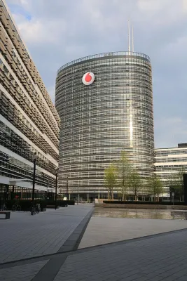 Bild: Highlight in Design und Technik – das neue digitale Logo von Vodafone leuchtet mit Schnick-Schnack-Systems