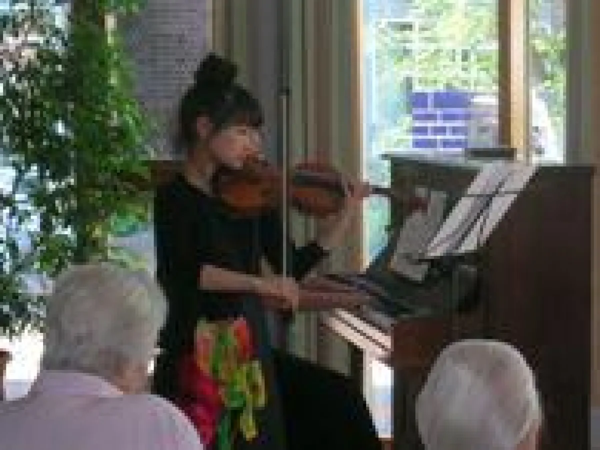 Die Künstlerinnen luden mit ihren Melodien die Bewohner der Einrichtung zum Träumen ein.