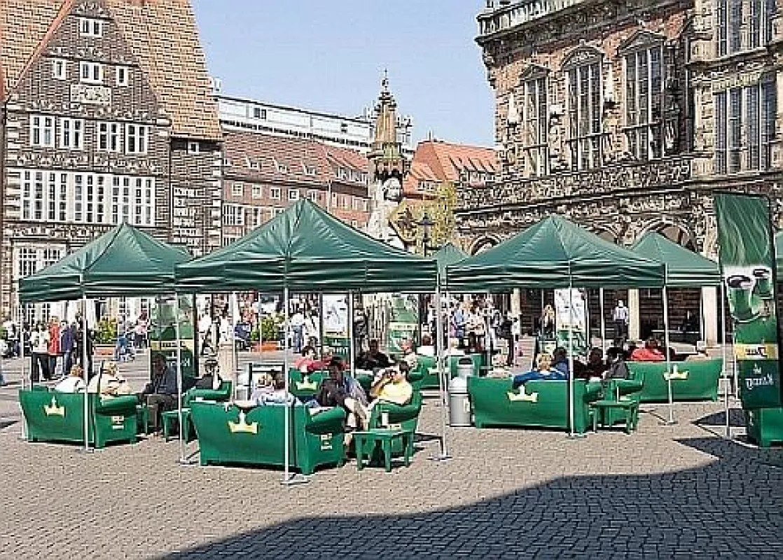 Vom 28. bis 30. August verwandeln 55 grüne Sofas den Platz bei der Marktkirche und das ECE in Essen in ein großes Wohnzimmer