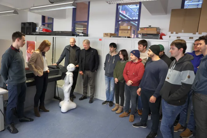 Kleiner Roboter wird Tourismusexperte Bild: Kleiner Roboter wird Tourismusexperte