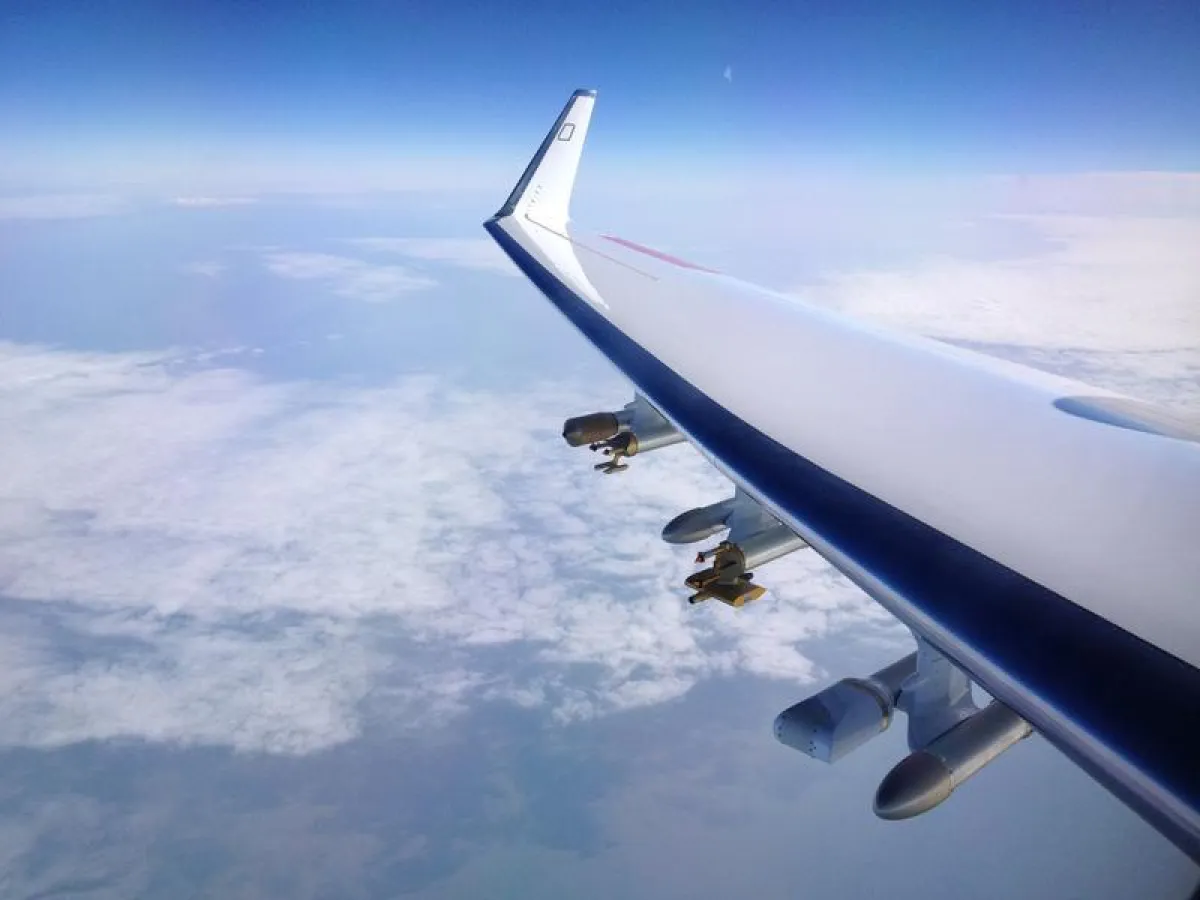 Das Lichtstreuverhalten von komplexen atmosphärischen Partikeln hat Dr. Emma Järvinen unter anderem mit Messflugzeugen untersucht. ( (Foto: Emma Järvinen/KIT))