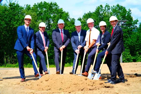 Bild: VWH GmbH: Spatenstich für neues Fertigungszentrum im Westerwald