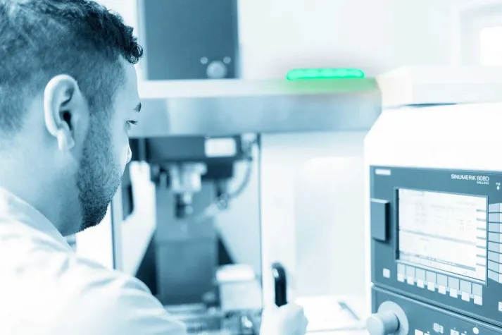 Bild: Robuste LED-Signalleuchten in bunter Farbvielfalt