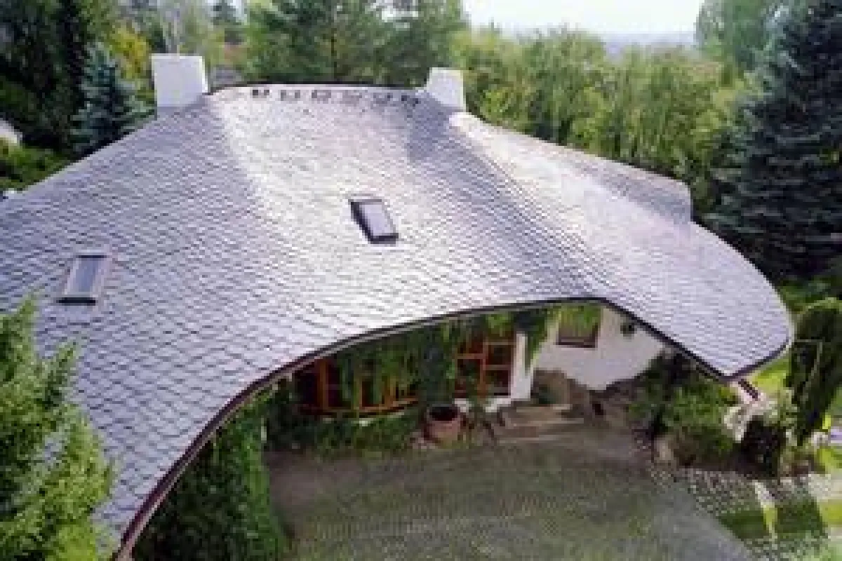 Bei einer Eindeckung mit Schiefer sind der Kreativität architektonisch fast keine Grenzen gesetzt.