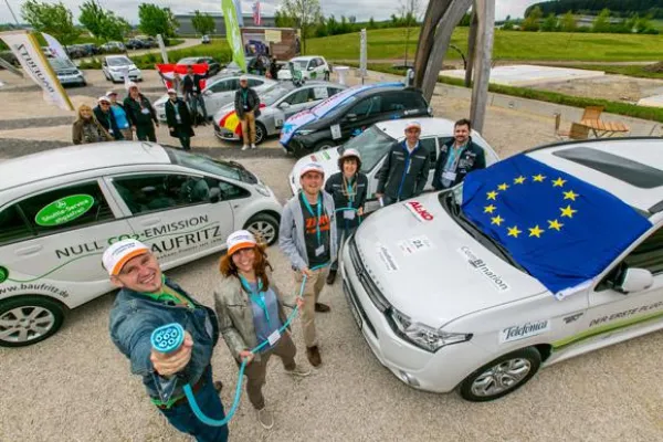 Bild: eTourEurope 2015 – Die längste Elektromobilrallye beim Ökohaus-Pionier Baufritz in Erkheim