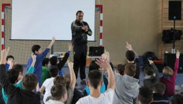 Bild: Alkoholprävention trifft Musik: Künstler „2schneidig“ gestaltet Projekttag zur Suchtprävention in Salzgitter