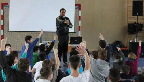 Alkoholprävention trifft Musik: Künstler „2schneidig“ gestaltet Projekttag zur Suchtprävention in Salzgitter Bild: Alkoholprävention trifft Musik: Künstler „2schneidig“ gestaltet Projekttag zur Suchtprävention in Salzgitter