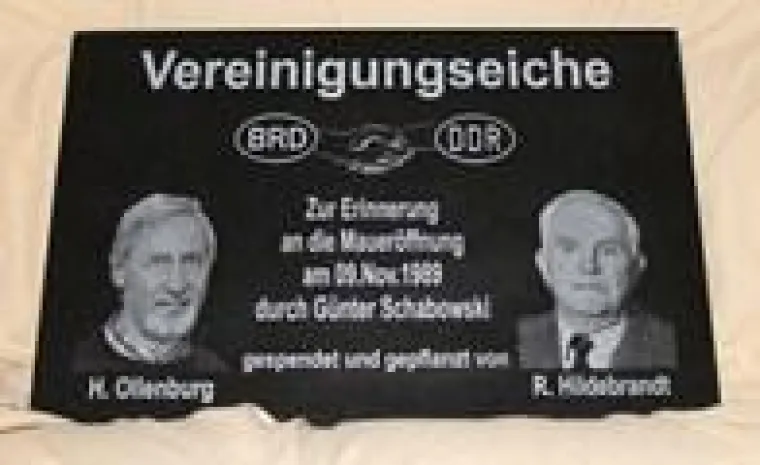 Bild: Grabsteinbeschriftung mit CNC Lasertechnik